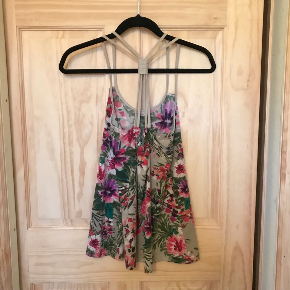 Tropical Top 🌺🌿 - Picture 2 of 5